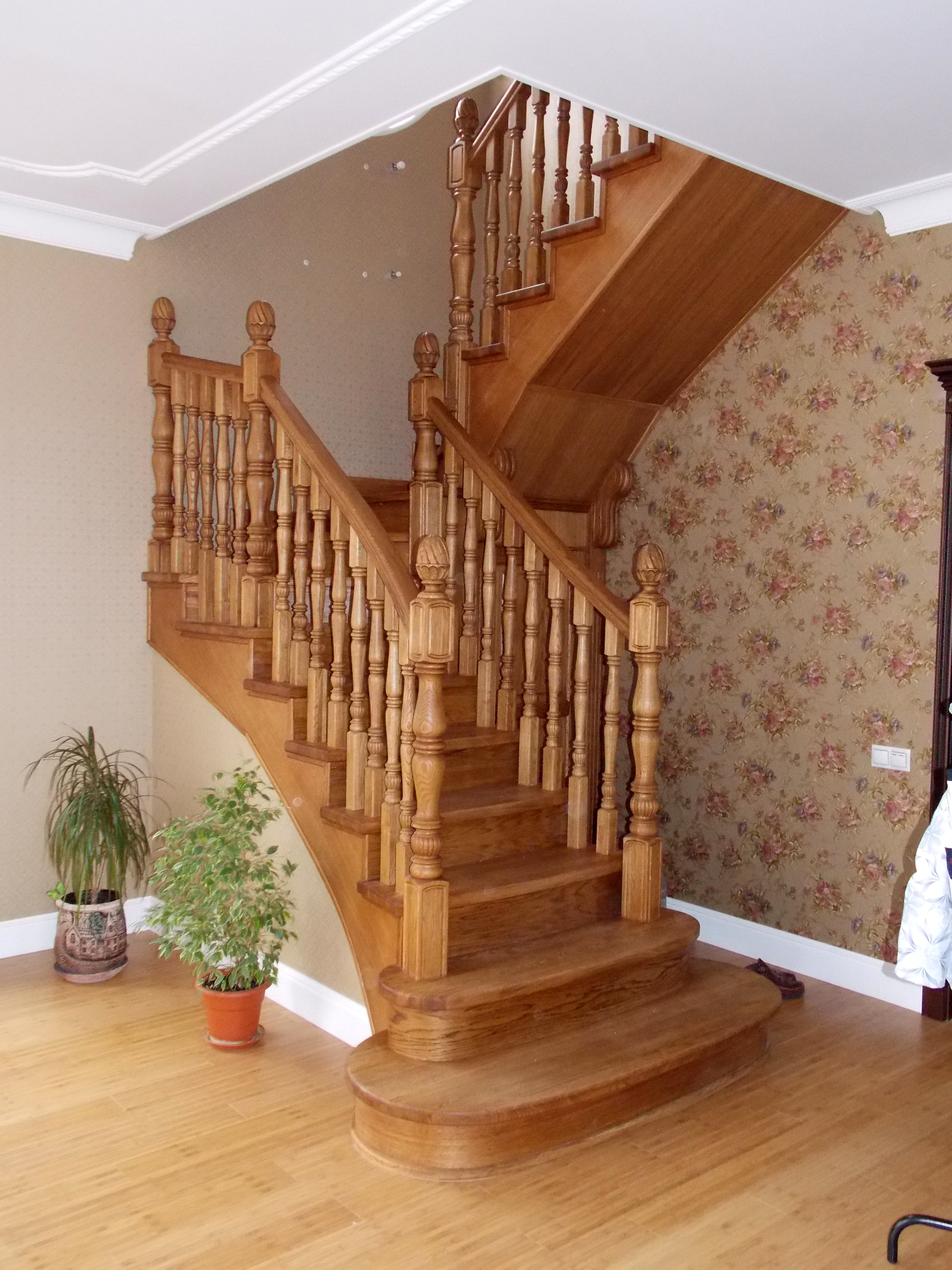 Столярная деревянная лестница