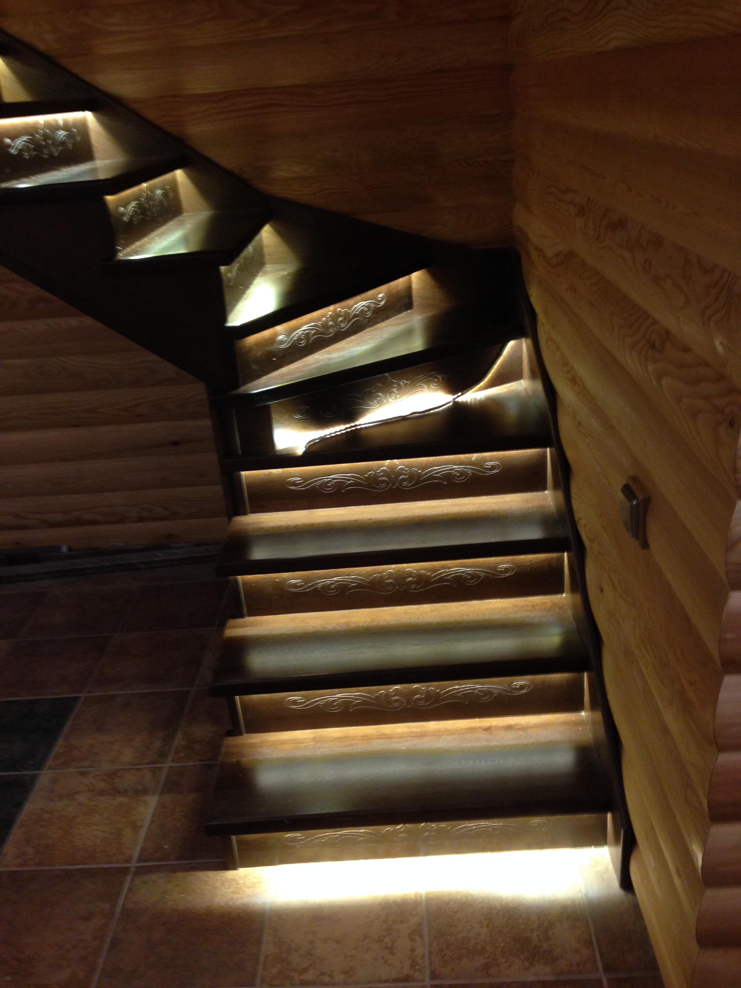 Лестница на металлокаркасе с деревянными ступенями  